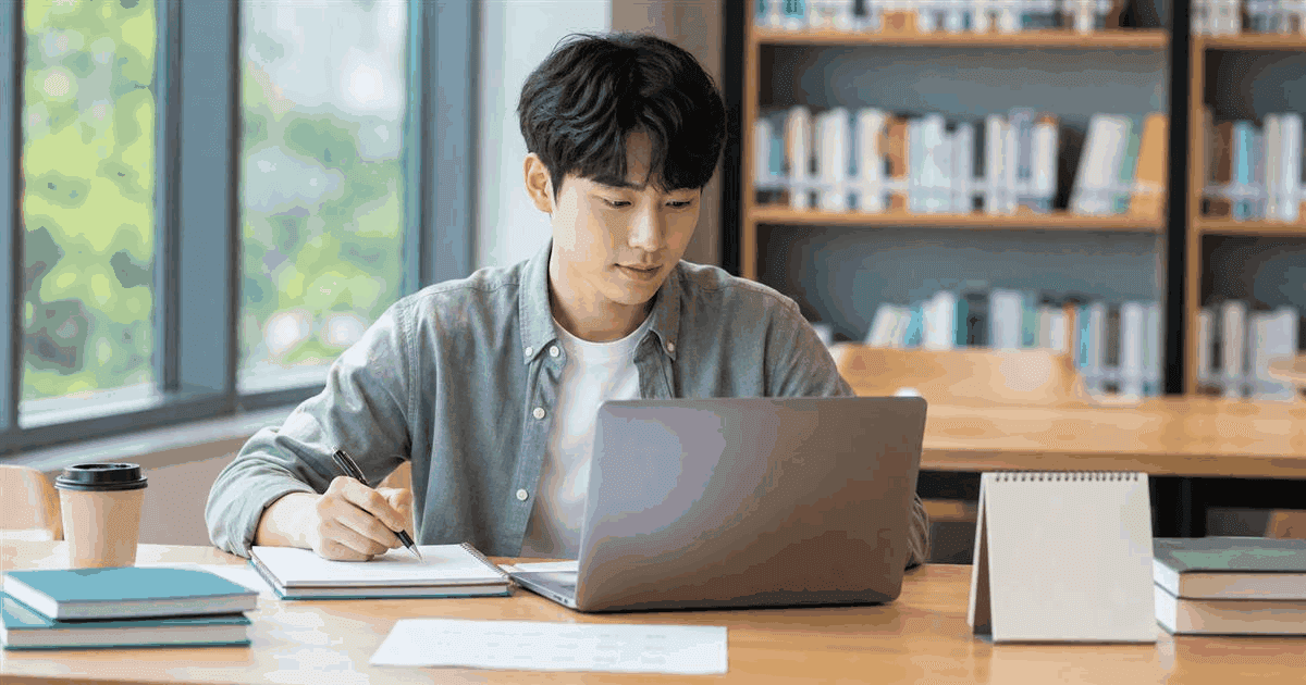 노트북으로 국가장학금 신청 일정과 준비 서류를 확인하는 대학생